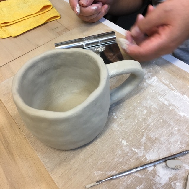陶芸体験でマグカップを作っているところ