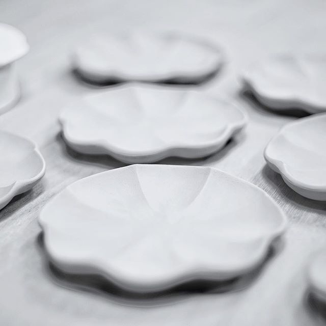 輪花豆皿の型打ち成形の様子