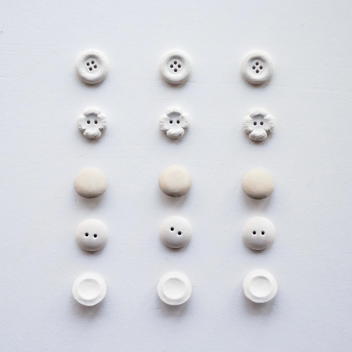いろいろな種類の成形された陶のボタン