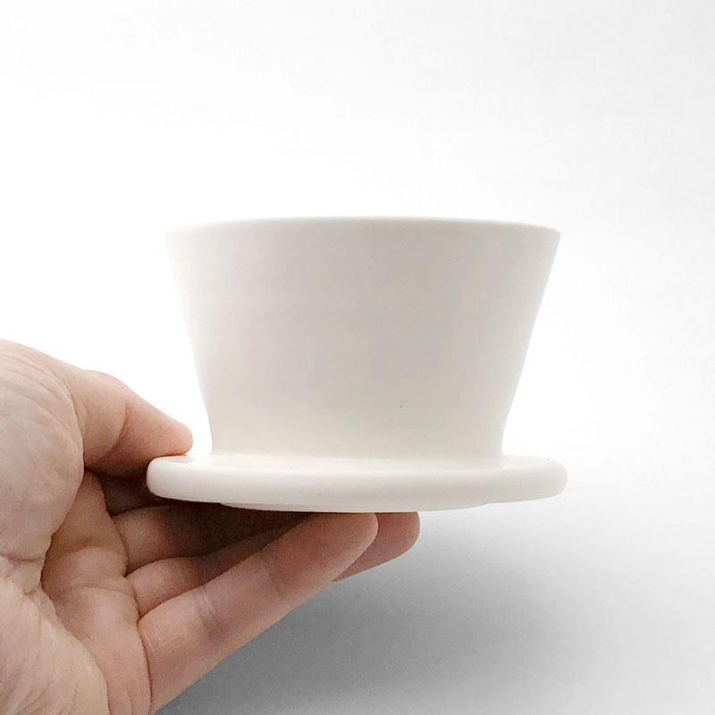 アトリエ・マーニで作陶したマグカップに載せて使えるコーヒードリッパーを手に持った写真