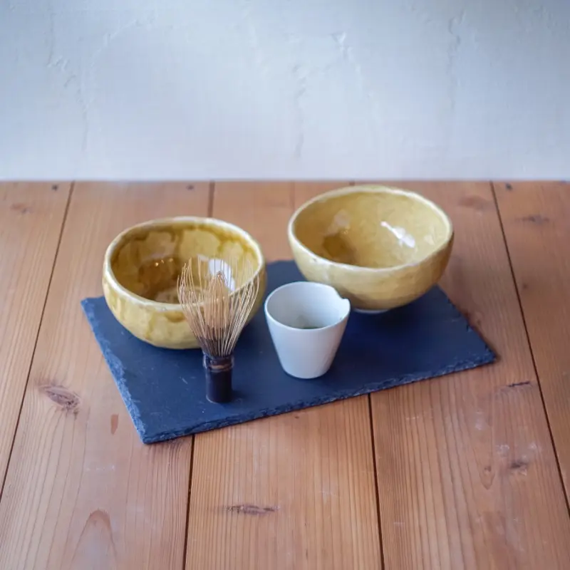 抹茶を楽しむお茶会で作陶した抹茶椀を並べた様子