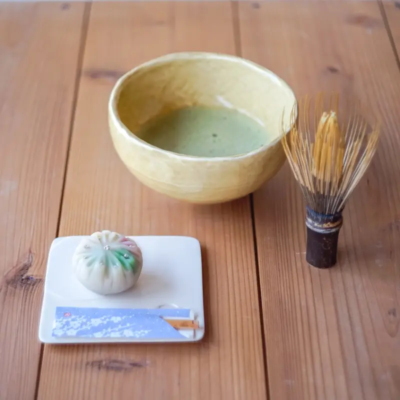 作陶した抹茶椀にたてたお抹茶と主菓子